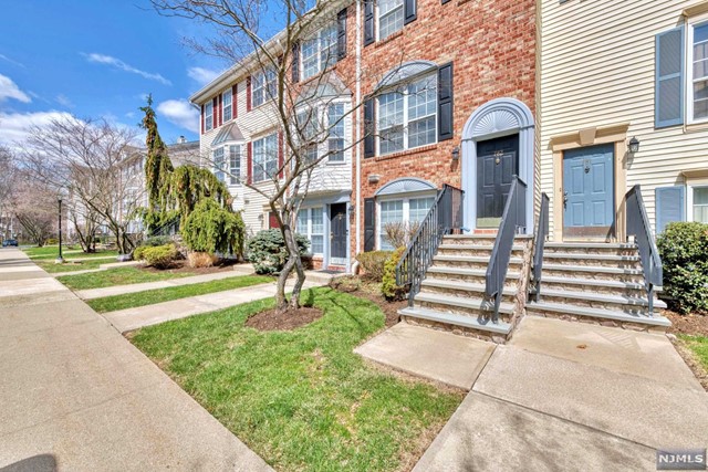 Very nice two bedroom townhouse available for rent. Beautiful location! THe association offers outdoor pool, tennis courts and club house. Freshly painted, new carpet throughout, eating kitchen, living room with fireplace, nice and bright. Available immediately.