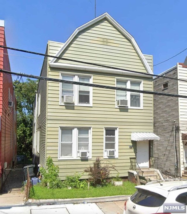 Discover the perfect blend of space and convenience in this 2BR apartment situated on the 2nd floor. The large eat-in kitchen is perfect for hosting dinners and cooking up a storm, while the spacious living room provides a comfortable atmosphere for relaxing after a long day. Benefit from its location close to public transportation and major highways, making commuting and travel a breeze. Don't miss out on this opportunity to call this cozy apartment home.