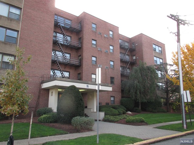 Commuter's dream, this lovely spacious bright one bedroom condo located within close proximity to downtown Rutherford, train station, NY/ NJ buses, schools and major highways. This unit offers: a large living room, combined dining area, one large bedroom, updated kitchen and bathroom. This building offers an elevator and bike storage, laundry facilities, one assigned storage bin in the basement area and one outdoor parking space. heat, hot & cold water included. Credit check and interview requires.