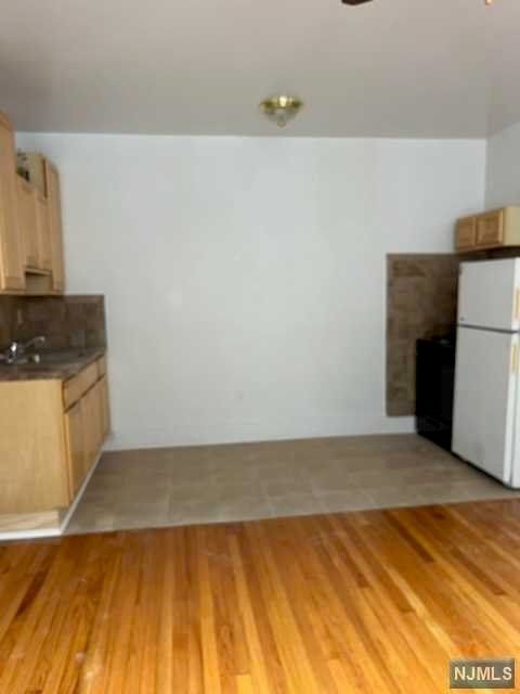 Centrally located in Nutley with shopping and restaurants right at your doorstep. Beautiful Yanticaw park is a few feet away from there. Unit is available immediately. Utilities are included in the rent