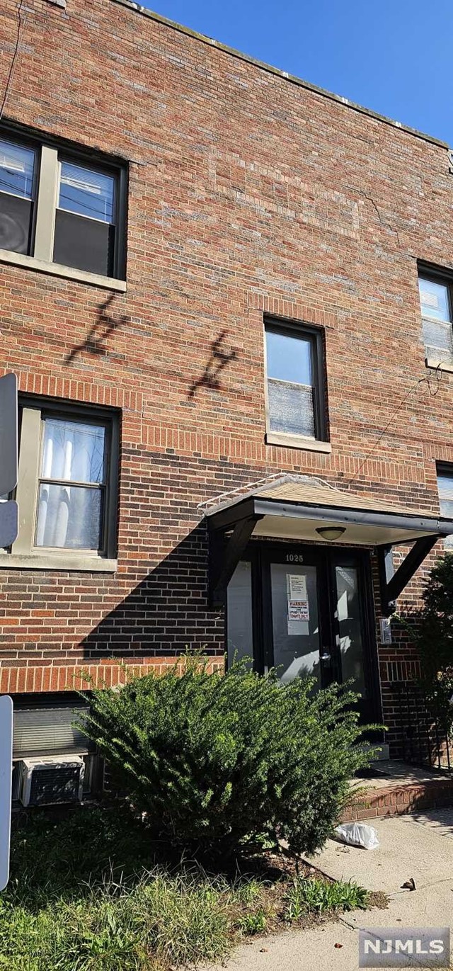 NEW PAINTED GOOD SIZE ONE BEDROOM APARTMENT CLOSE TO MAJOR HIGHWAYS (RT 95, 80,46, 1,9, 17) WALK TO GRAND AVE, HARDWOOD FLOOR, NEW KITCHEN, ONE PARKING SPACE INCLUDED (GARAGE CAN RENT SEPARATELY)