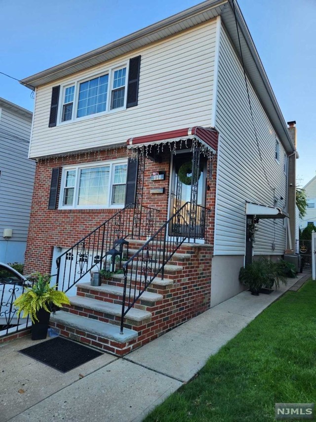 A well-maintained second floor unit in Kearny! The layout offers a spacious kitchen, full bathroom, living room and two bedrooms. Conveniently located near transportation, shopping, parks and more.
