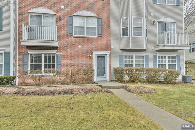 Welcome to one floor living with no stairs. This bright end unit with southern and western exposures, will not disappoint. The open flow from the living room to the large dining room to the updated kitchen is great for entertaining. Main bedroom has large walk-in closets and a comfortable bathroom. Franklin Heights is a commuters dream, conveniently located in a quiet neighborhood close to shops and restaurants. The community also offers a pool, club house, tennis court and playground. Unit also listed for rent see NJMLS #22005895. Best and Final Tuesday At 5pm