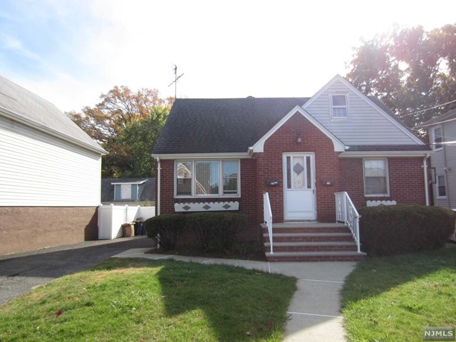 Beautifully renovated 1 bedroom apartment conveniently located. Fabulous updated kitchen, bath updated w/new vanity and toilet. New carpet and freshly painted. The price will include heat, hot water. Tenant responsible for gas, electric, Tv, Internet, no use of yard, street parking. Move in Ready! No Pets.