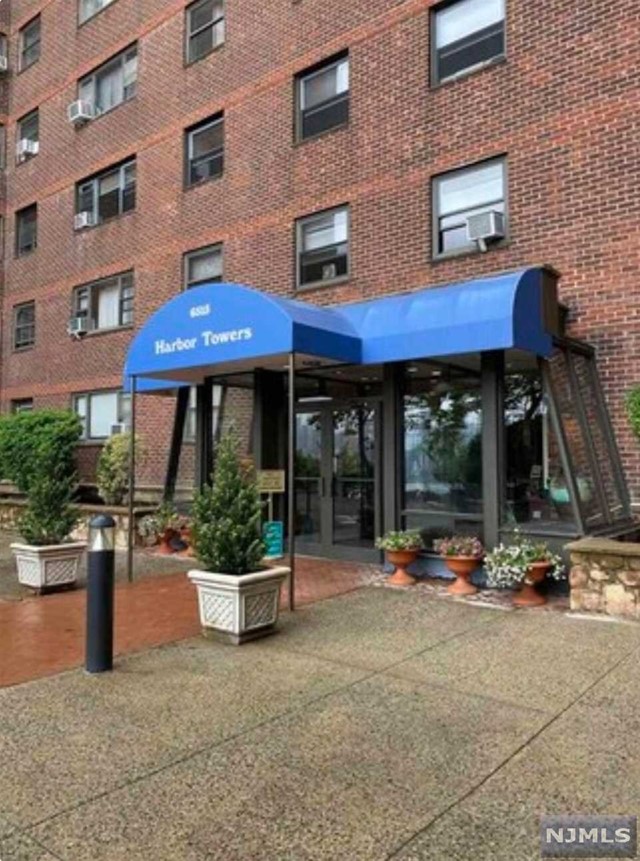 A higher quality of living, lovely modern one bedroom with partial city views. Freshly painted and professionally cleaned, this charming home offers many amenities including but not limited to gym, elevator, doorman, bus stop at front door, large laundry facility on site. BONUS 1 car *indoor garage parking space included* along with heat, hot water and gas. Everything you need and more. Please schedule appointment today. This great condo for rent will not last.
