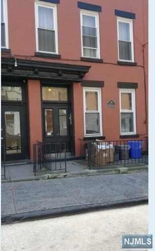 GREAT STUDIO APARTMENT IN AMAZING DOWNTOWN HOBOKEN LOCATION!! RENOVATED THROUGHOUT WITH FULL KITCHEN INCLUDING DISHWASHER! FIRST FLOOR UNIT WITH MULTIPLE CLOSETS AND HARDWOOD FLOORS! WASHER/DRYER IN BASEMENT AND CLOSE TO EVERYTHING HOBOKEN HAS TO OFFER - 1/2 BLOCK TO WASHINGTON ST AND 4 BLOCKS TO PATH!!