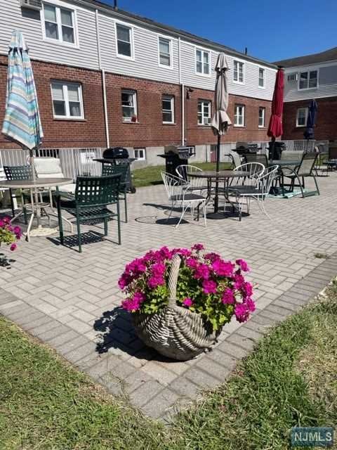 Bright & airy corner studio unit on 1st fl w/separate dressing or BR area. Updated kitchenette & bath. Unassigned parking for 1 car, and street parking available. Laundry just steps away in basement of next building. Close to NYC bus and park. Subject to Board Approval. $100 Move In/Out Fee.