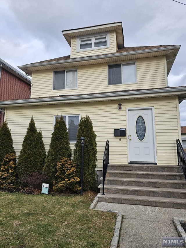 Discover this charming 1-bedroom apartment in the heart of Bloomfield, ideally situated close to the park and a bus stop. This cozy home features modern amenities, including a stylish kitchen with brand new appliances. Enjoy the convenience of two driveway parking spots, a finished basement for extra space, and an in-unit washer and dryer. The bonus room is perfect for a home office or additional space for entertaining. With ample storage and contemporary finishes, this apartment offers comfortable living. Don't miss the chance to call this Bloomfield gem home!