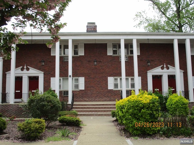 . Condo complex is conveniently located near stores and transportation. Move-in ready. One assigned parking space, coin operated laundry in basement. Bring your clients, make this their home. Vacant, lockbox on railing. Parking space # 27.
