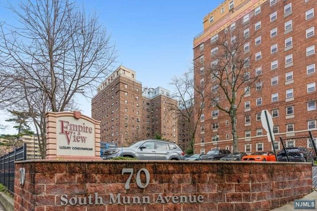 Welcome home to this well maintained, clean unit in convenient location close to restaurants, shopping, transportation, hospital & municipal blds. Enjoy amenities such as gym, elevator, rec room, 24 hr security, concierge serv. Beautiful kitchen w/granite counters.