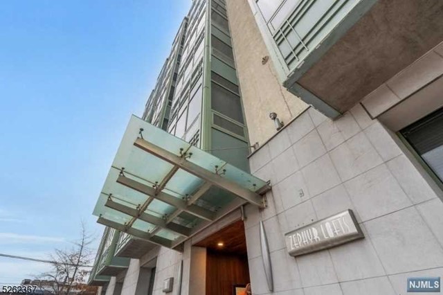 The new year brings with it this terrific true loft condo conveniently located on the border of downtown Jersey City & Hoboken! This 1 Bedroom, 1 Bath Courtyard facing home boasts almost 900 sq ft of open concept living with soaring 14 foot ceilings & hardwood floors. This must see unit features an upgraded kitchen with stainless steel appliances and granite countertops, in-unit laundry, ample storage/custom closet solutions, French doors leading from bedroom & every square inch was just professionally painted. This open and bright condo is located within the Zephyr lofts Building, a full-service residential building offering 24/7 security/doorman, fitness center, large private courtyard with dog run and BBQ's/picnic tables, bike racks and garage parking may be available for rent. The building is a short distance from the Hoboken Path and is located conveniently just minutes from Washington Street shops, and restaurants and the Newport Shopping Center. Don't miss the opportunity