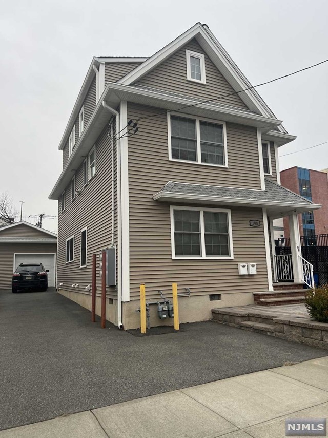 Unit offers open floor plan, beautiful kitchen, SS appliances, an island and hardwood floors throughout. Finished basement has an additional living space. You have here a separate entrance, use of yard and parking for 2 cars. Within close proximity to school, shopping and public transportation