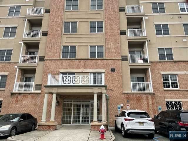 BEAUTIFUL LARGE 1288 SQ.FT. CORNER UNIT WITH SPECTACULAR GOLF COURSE VIEWS, AVAILABLE FOR RENT IN WINDSOR PARK AT AN AFFORDABLE PRICE. 9'CEILINGS, ALL HARDWOOD FLOORS, INCLUDING ONE PARKING #43, CLUBHOUSE,LOUNGE AREA, KITCHEN, FITNESS CENTER. CLOSE TO N.Y.C AND ALL MAJOR HIGHWAYS AND STORES.OWNER HAS REAL ESTE LICENCE