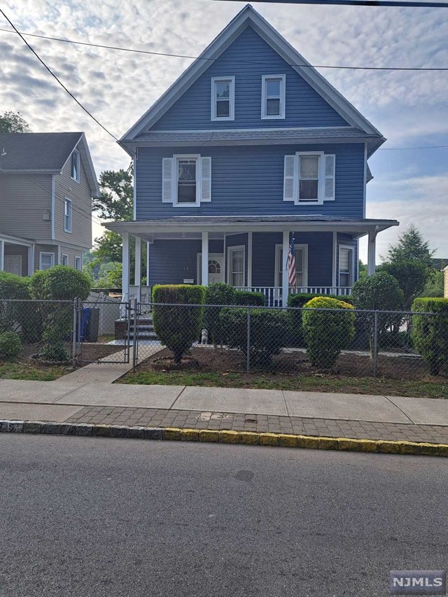 Lovely three bedroom apartment new floor in Kitchen new carpets where in... great location close to houses of worship shopping and transportation