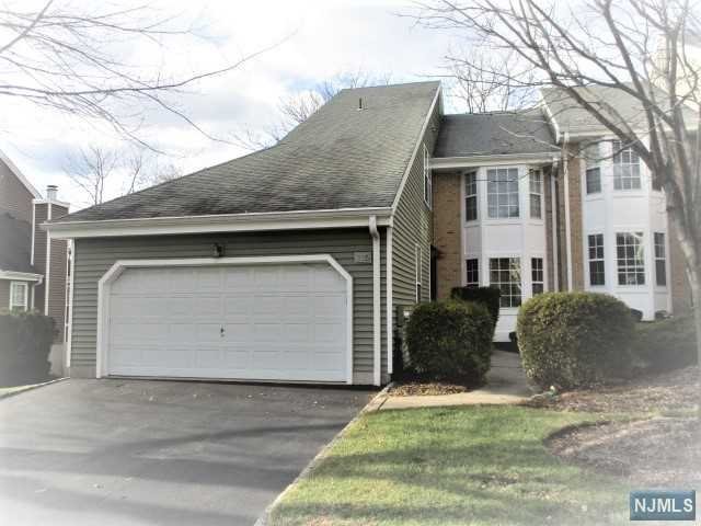 This Adams Model Unit is a very huge unit, featuring a full finished walkout basement with a bedroom and full bath. Hardwood floors Master bedroom with Skylight and recess lighting. Its a great location very close to the entrance and clubhouse. Master bedroom with jetted Tub and a stall shower.