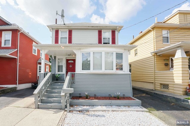 Well maintained 2nd floor one bedroom apartment! This unit offers one bedroom, kitchen (appliances included), living room (may be used as a second bedroom), bonus room and bathroom. No laundry hookups on site, on street parking, close to public transportation, public parks, and a short distance from Downtown Clifton.