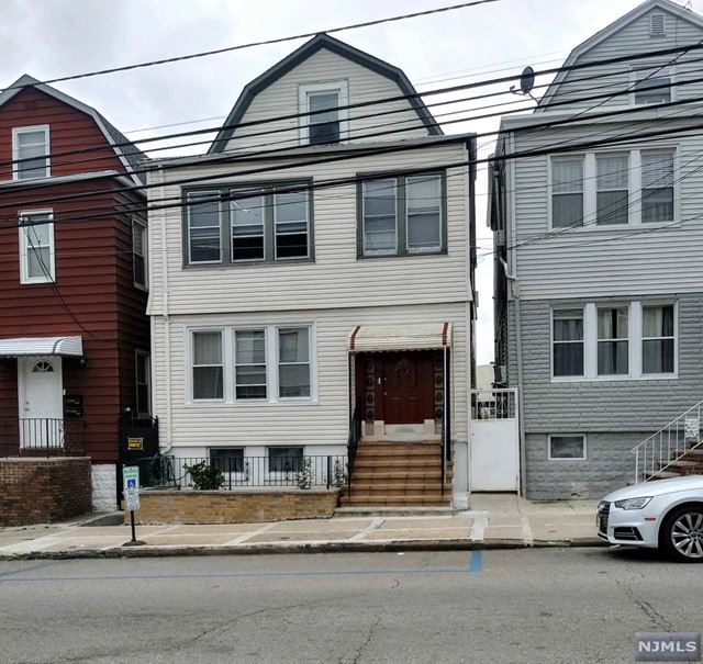 Immaculate 2nd Floor apartment with spacious rooms and closets. Large living room, dining room and den. Hardwood floors throughout; heat supplied by landlord.