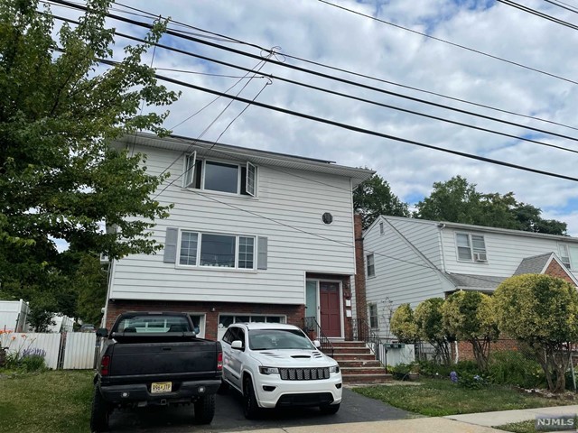 2 blocks away from NYC public transportation, 15 minutes from NY city.