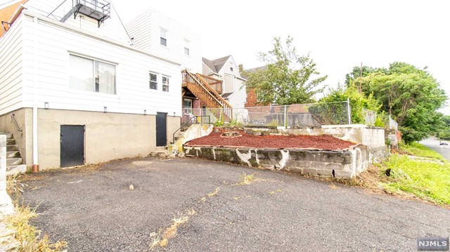 come to see this completely renovated one bedroom apartment in Palisades Park! A large living room, bedroom, full bathroom and completely renovated kitchen plus a copy breakfast nook all on one floor. Laundry in unit. 2 off-street parking spaces available. close to NYC transportation. Landlord pays heat and hot water