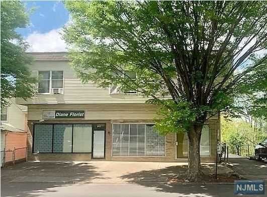Property Features: 1 Bedroom with Eat in Kitchen, Living Room. Shared main entrance, Baseboard heat, tank-less hot water heater And Furnace (gas), off-street parking (1 Spot), Laundry Hook ups in basement.
