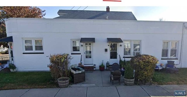 Welcome to this well maintained apartment that offers large LR/DR Combo, Modern kitchen with granite countertops. Modern full bath, great sized bedroom + office. One car parking for an additional $100 monthly. Close to transportation. One block from bus stop.