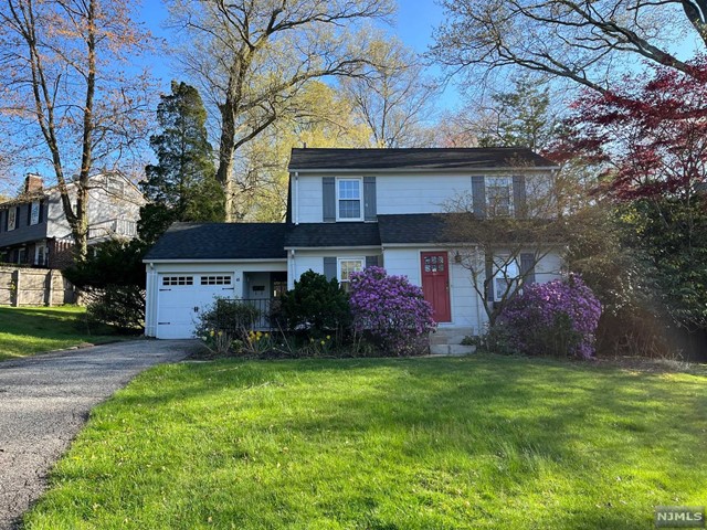 Renovated, upgrade and situated on the sought after East Hill of Tenafly, this two bedroom, two full bath rental features chef's kitchen with stainless steel appliances and granite countertops, marble/tavertine bathrooms, crown moldings and hardwood floors. Close to schools, houses of worship, NYC transportation and shopping. Do not miss this great opportunity to live in the beautiful community of Tenafly!!