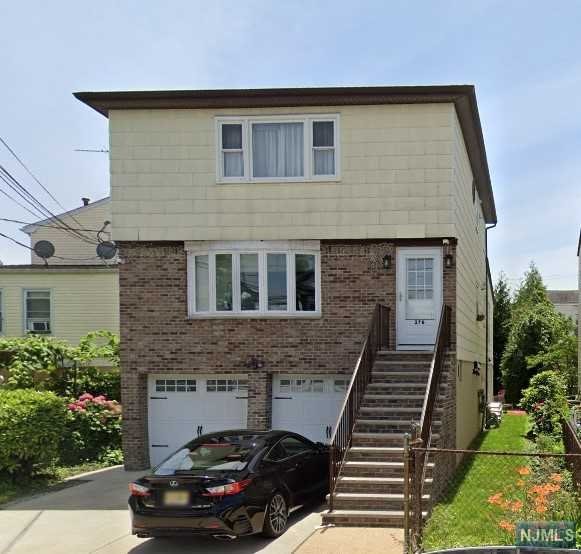 Welcome to this second floor unit that offers two bedrooms, large eat in kitchen, living room & full bath. One car parking, use of back yard, great natural light & hardwood floors. Close to schools, parks and restaurants. bus stop located on Davis Ave.