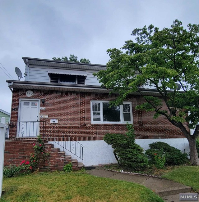 Newly Renovated 2 Bedrooms Apartment Located in the Desirable Neighborhood of Hackensack. Minutes Away from Bus Stop to N.Y.C. and Major Highways, Walking Distance to Stores, Restaurants, etc. Pets conditional. No smoking.