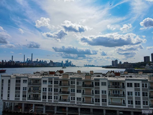 Best location of the complex, Midtown NYC views all by yourself at the end of the building. Completely gut renovated 3bed, 2bath on 3rd floor, nobody lives above you. All high end appliances. 24 hour doorman. Private access to gym and jacuzzi. Vacant and Ready!