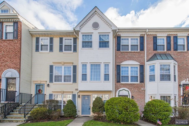 Beautiful 1 Bed/1 Bath condo conveniently located on the ground floor in Society Hill. This open concept layout provides ample living space, and includes in-unit washer/dryer. Carpets have been replaced with hardwood flooring. Close to public transportation and shopping. *Photos taken from last tenant*