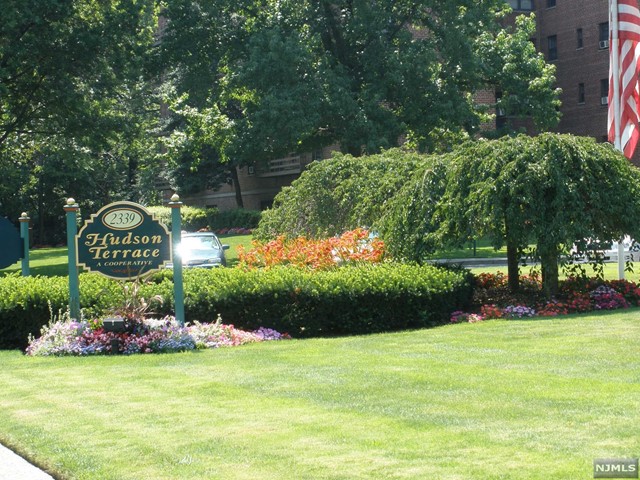 ONE BR UNIT WITH ALL HARDWOOD FLOORS, MOVE-IN CONDITION, WALK TO PARK, SHOPPING, NY BUS, GW BRIDGE. CREDIT CK AND REFS REQ, BOARD INTERVIEW AND APPROVAL REQ. APP FEE $300 AND REFUNDABLE MOVE IN DEPOSIT OF $250 REQUIRED. PARKING SPACE #55 INCLUDED IN THE RENT.