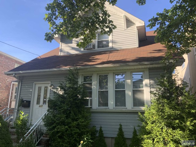EXTRA LARGE RENOVATED 1 BEDROOM APARTMENT FOR RENT WITH LARGE BONUS FAMILY ROOM. EXCELLENT LOCATION, IN THE BEST AND MOST CONVENIENT AREA OF CLIFFSIDE PARK, GEORGE WASHINGTON BRIDGE ARE SEVERAL BLOCKS AWAY WHERE YOU CAN TAKE NEW YORK/ NEW JERSEY BUSES, (A TRAIN IS ON THE OTHER SIDE OF GW BRIDGE 20 MINUTES TO MIDTOWN), EXPRESS BUSES TO MANHATTAN ON THE CORNER OF PALISADES AVENUE OR ANDERSON AVENUE: HIGHWAYS SUCH AS ROUTE 4, 46, 80 AND I- 95 AND PALISADES PARKWAY ARE SEVERAL BLOCKS AWAY. WALGREENS AND SUPERMARKETS SUCH AS ACME, FOOD BAZAAR, CITY PLACE AND H MART ARE NEAR BY. EDGEWATER IS CLOSE WHERE YOU CAN CATCH THE FERRY TO NEW YORK CITY. CATS ALLOWED / DOGS ALLOWED CONDITIONAL.