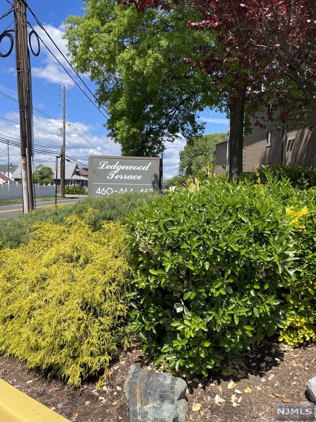 Beautiful and bright condo located at Ledgewood Terrace. Big spacious and with hardwood floor. Terrace with view of beautiful landscaped courtyard. Access to large outdoor pool for relaxing summer days. No pick up trucks or commercial vehicles allowed to park overnight. Laundry facilities on site.