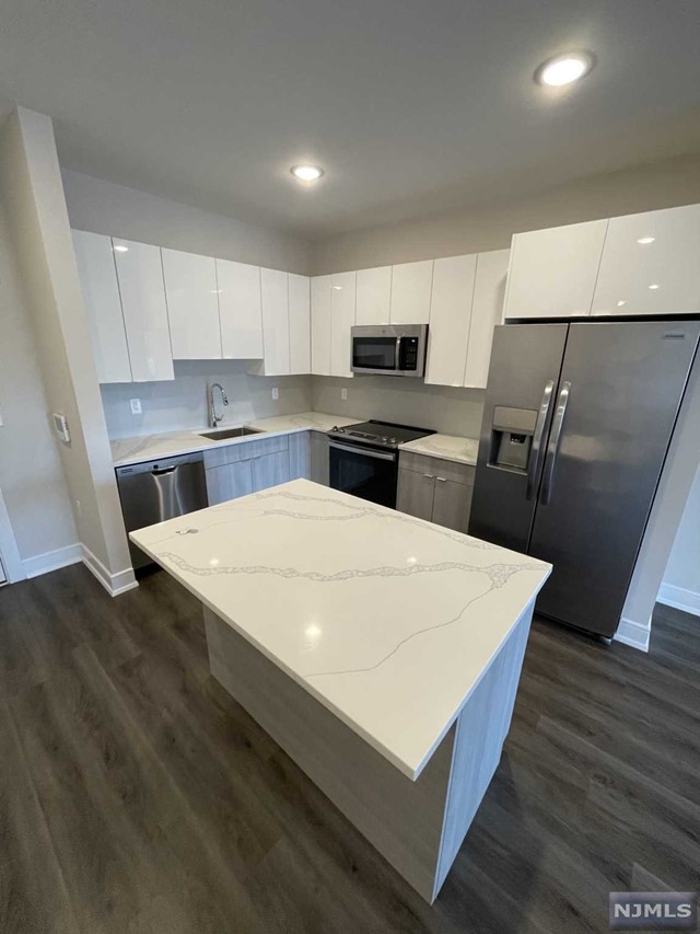 Welcome to the Metro, Fort Lee's newest luxury building. 1 parking space INCLUDED, and REDUCED security to qualified applicants - The Metro features a variety of upscale, spacious floorplans. high-end residences fully equipped w/ modern kitchens w/ stainless steel appliances, quartz countertops, full islands & tiled backsplashes, open living/dining areas, shades on all windows, modern bathrooms & a full-sized washer & dryer in each unit. The Metro features a large elegant lobby, outdoor courtyard, outdoor terrace/garden, large club room and a on-site fitness center, which includes the Echelon Reflect mirror , electric car charging stations & INDOOR (covered) parking garage w/ direct elevator access to all residences for uncompromising security. Pet friendly ! (LB limit & fees apply) Tenants pay utilities. All amenities & one garage parking space is included.