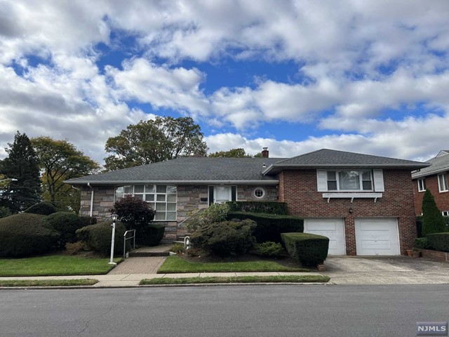 Fabulous Location with Easy Access to NYC - Brick home on 75x100 corner lot, 2 car attached garage. Entry foyer, Lg living Room, Formal Dining Rood, Large Kitcken with breakfast room, Lg. sun room, bedroom and large Powder Room. 3 Steps up to Large MBR, Full Bath & Lg BDRM. Lower level FR & kitchen, LG Rec Room, Bar, Office, PR. Lg 2 car attached garage.