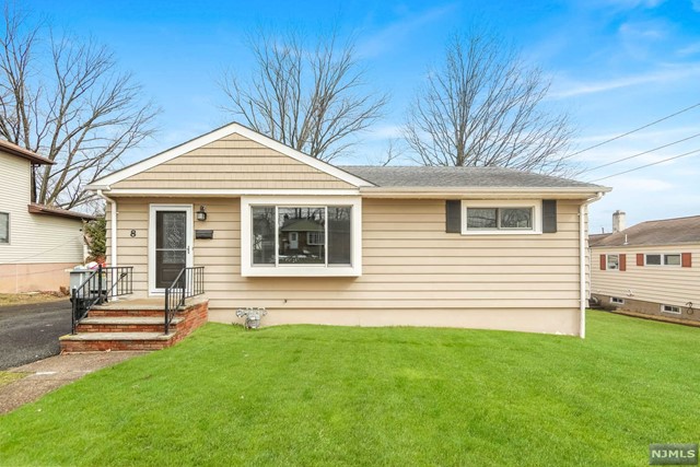 Fully renovated house in the desire town of Totowa offering 3 bedroom 2 full bath with large driveway ans finish basement . Close to major highways and shopping center