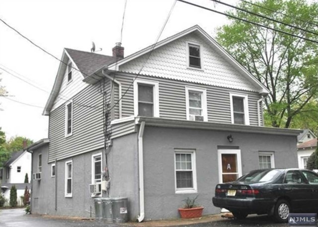 UPDATED CHARMING STUDIO LOCATED IN CONVENIENT LOCATION IN MIDDLE OF TOWN. CLOSE TO STORES, NYC TRANSPORTATION. IT'S VERY PRIVATE AND ALSO LONG DRIVEWAY FOR PLENTY OF PARKING.