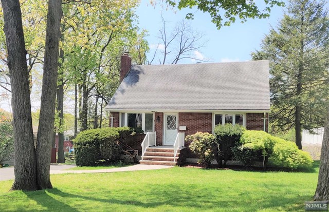 Short term rental only. 3 bedroom 2 full bath single family home. Large deck off kitchen. Near NYC transportation, shops and all major roads. As is condition. ***8 month to 12 month lease only***