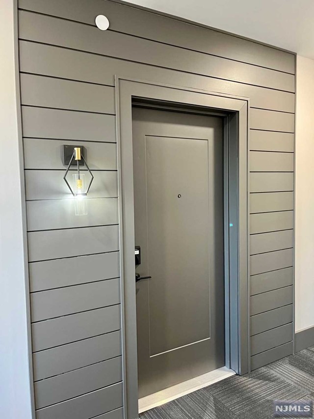 LIV192 - BRAND NEW, 10 UNIT LUXURY RENTALS IN NORTHVALE, LANDLORD TO PAY REALTOR FEE OR OFFER 13 MONTH RENT OPTION, UNIT 202 (approx. 939 sq ft) OFFERS 1 BR PLUS AN OFFICE OR DEN, MOD EIK W/CENTER ISLAND, QUARTZ CTRS, SS APPLIANCES, LAUNDRY IN UNIT, LIVING RM, BEDROOM W/DBL CLOSET, FULL BATH. SOME AMENITIES INCLUDE ELEVATOR BUILDING, WIFI PTAC HEATING & COOLING UNTIS, FITNESS ROOM, ASSIGNED PARKING, STORAGE UNIT(FEE), PETS ALLOWED UP TO 30LBS (FEE), KEYLESS ENTRY, CLOSE TO SHOPS AND TRANSPORTATION.