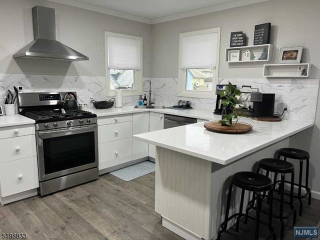 Commuters Dream!!NYC Bus stop right across the street, and 3 blocks away from shopping center and plenty of restaurants!! Brand New Renovated 1 bedroom apt, on the 2nd floor. A Kitchen Island, huge bedroom closets, Stackable WASHER/DRYER IN UNIT, Brand new Stainless Steel appliances(Gas stove, Dishwasher, Refrigerator & WASHER &DRYER) & a bonus Sunroom!! NO PETS. NO SMOKING. Heat and Hot water included. Apartment is a MUST SEE!!