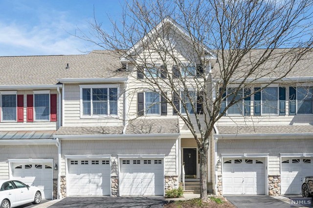 CONCORD MODEL, APPROX. 2,168 SQFT. BRIGHT & SPACIOUS TOWNHOUSE IN BLUE RIBBON SCHOOL DISTRICT. LIVING ROOM HAS HARDWOOD FLOOR, CATHEDRAL CEILING, F/PLACE WITH OAK WOOD MANTEL AND SLIDING DOORS LEADING TO THE DECK. KITCHEN HAS BREAKFAST BAR AREA, LAUNDRY, DOOR TO THE 2 CAR GARAGE AND 2 CAR DRIVEWAY. COMPLEX HAS POOL, COMMUNITY ROOM, GYM, PLAY GROUND, DOG RUN, AND MORE.