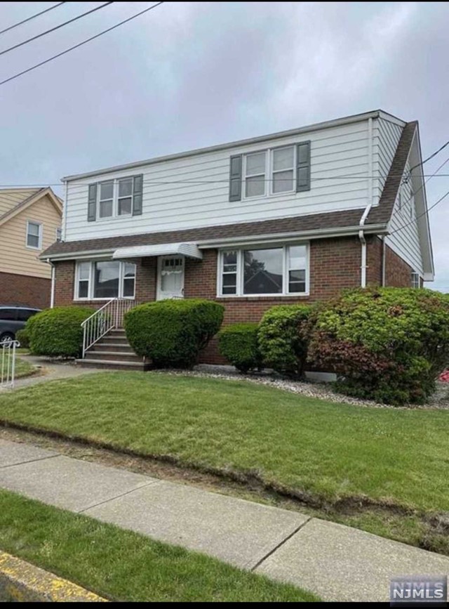 Spacious 2nd Floor apartment with 2 bedrooms, 1 full bathroom and ample natural light. Boasts a large eat-in kitchen, and large living room. very nice quiet area of Lodi.