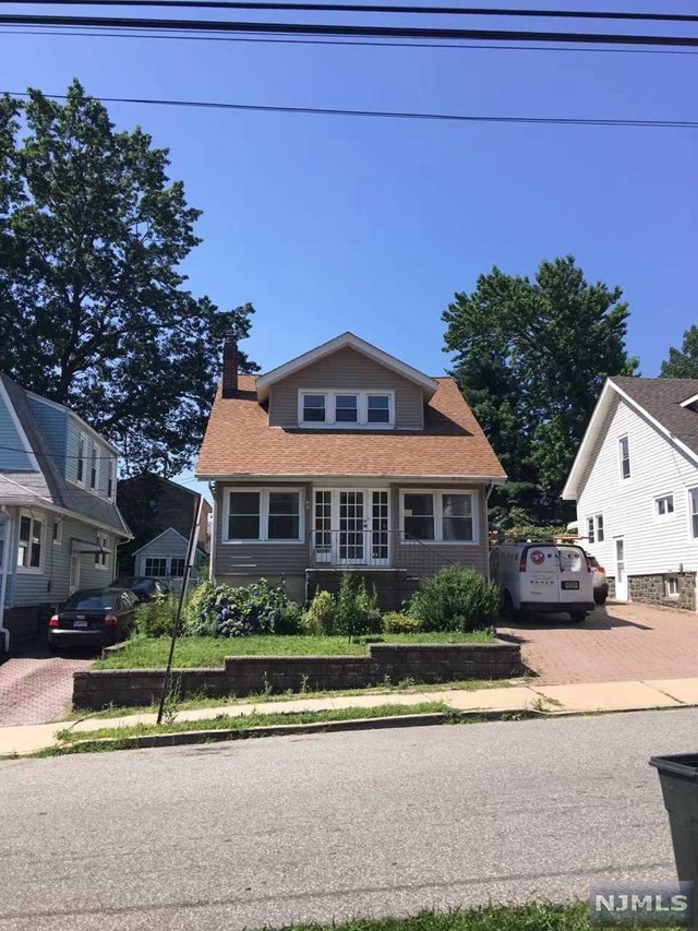 BRIGHT, OPEN, MODERN. GREAT FOR COMMUTERS. TWO LARGE BEDROOMS WITH PLENTY OF CLOSET SPACE. BEAUTIFUL HARDWOOD FLOORS THROUGHOUT. TWO BATHROOMS. WELCOMING THREE SEASON PATIO. EXTRA STORAGE/PANTRY SPACE BEHIND THE KITCHEN.