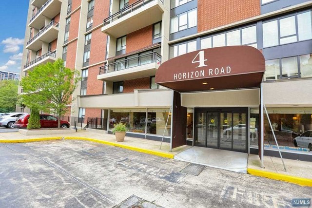 BEAUTIFULLY RENOVATED ONE BEDROOM CO-OP AT LUXURY HORIZON HOUSE IN FORT LEE. NEW KITCHEN WITH NEW APPLIANCES,ALL NEW HARDWOOD FLOORS,NEW BATHROOM....EVERYTHING NEW...BEAUTIFUL FIRE PLACE IN LIVING ROOM. MAINTENANCE INCLUDES ALL UTILITIES INCLUDING HEAT AND A/C HOT WATER, ELECTRICITY, DOORMAN FOR SECURITY,AND THE COMMUNITY ROOM. MONTHLY MAINTENANCE MAY BE UP TO 45% TAX DEDUCTIBLE; AMENITIES ARE 24HR DOORMAN, COMMUNITY ROOM, GYM, LAUNDRY ROOM, 2 POOLS, 2 TENNIS COURTS. EXPRESS BUS STOP TO NY CITY IS ACROSS THE STREET. BOARD APPROVAL REQUIRE 4:1 INCOME TO DEBT RATIO - INCOME NEEDED FOR CASH PURCHASE IS APPROX $68,000. The monthly fees are $1,159.50 (maintenance) + $157.50 (Capital assessment) + $44.00(parking) + $48.90 (Cable) Total $ 1,409.90