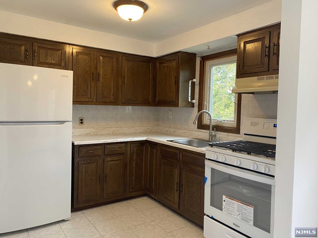Bright and spacious one bedroom apt on the second floor, Heat and hot water included on the rent, great location with walking distance to transportation, a commuters dream, available immediately.