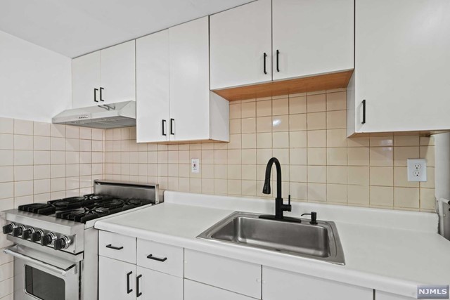 Welcome to your new home! This cozy 1 bedroom, 1 bathroom apartment has a spacious bedroom with plenty of closet space, a comfortable living room, and a kitchen with appliances and lots of cabinets. It's conveniently located near public transportation, shopping, restaurants, and parks. Contact us today to see your new place!