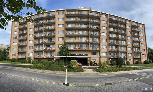 Welcome to Marlboro Towers! This cozy studio apartment. Enjoy having amenties such as 24 hour doorman, seasonal out door swimming pool, gym, library room, 1 car parking and storage. Accessible to public transportation/ 13 minute commute into NY/ George Washington Bridge, shopping and more!