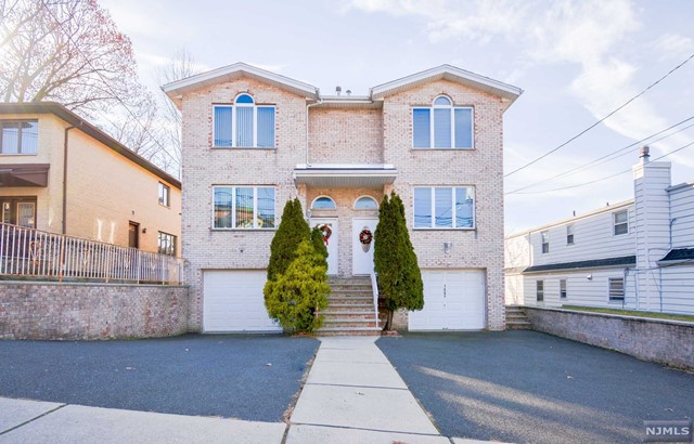 SELF MANAGED MODERN AND OPEN CONCEPT DUPLEX/TOWNHOUSE WITHOUT HOA! 3 BEDROOM AND 3.5 BATH WITH FAMILY ROOM BEHIND GARAGE THAT HAS SEPARATE OUTSIDE ENTRANCE.DECK OFF OF KITCHEN LEADS TO NICELY LANDSCAPED BACK YARD.HARDWOOD FLOOR THROUGHOUT THE HOUSE, CAC. CLOSE TO ELEMENTARY SCHOOL AND NYC BUS STOP.