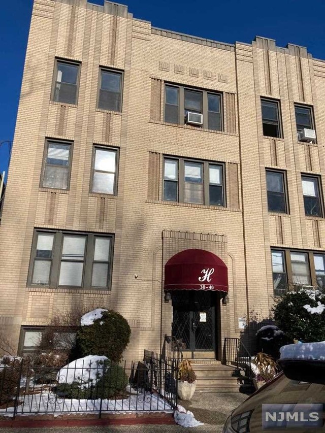 EXCELLENT 1 BEDROOM APARTMENT WITH HIGH CEILINGS AND A LOT NATURAL LIGHT, IT HAS PLENTY OF CLOSETS, MODERN KITCHEN WITH STAINLESS STEEL APPLAINCES, DISHWASHER, MICROWAVE, REFRIGERATOR, OVEN GAS. IT HAS A LARGE LIVING/DINNING ROOM AND SPACIOUS/UPDATED BATHROOM, GREAT HARDWOOD FLOOR THROUGH THE APARTMENT. LAUNDRY IN THE BUILDING. MUST SEE!! STEPS AWAY FROM LINCOLN PARK, CLOSE TO ST.PETER'S UNIVERSITY, HUDSON COMMUNITY COLLEGE AND THE JOURNAL SQUARE PATH, BUSSES TO NYC TRANSPORTATION,SHOPPING/RESTAURANTS PARKS AND MORE.. LANDLORD REQUESTED CREDIT CHECK, LAST 3 PAY STUBS AND REFERENCE, NOT PETS! LANDLORD PAYS THE BROKER FEE. THE HOT WATER AND HEAT ARE INCLUDED IN THE RENT!
