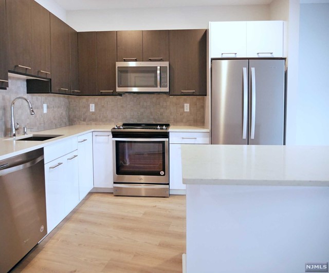 Sylvan Ridge - featuring modern units with spacious floorplans & high end finishes Some highlights include: modern kitchens w/ stainless steel Energy Star appliances, breakfast bars or island, wood floors, shades on all windows, large washer and dryer in each unit, master baths with large walk-in showers and many units with views of the GWB & Manhattan skyline! One parking spot included in the rent; 2nd space: $100/month. Sylvan Ridge offers a lounge area with a beautiful fireplace, TV, couches, free Wi-Fi, fitness center (included in rent) & outdoor terrace. Right near the GWB and all major highways. Within blocks to all Fort Lee has to offer including brand new stores, restaurants & more. Tenant responsible for electric.